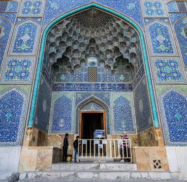 Şeyh Lotfollah Camii 'ne giriş kapısı. Duvarlarında mavi fayanslar, İsfahan, İran.