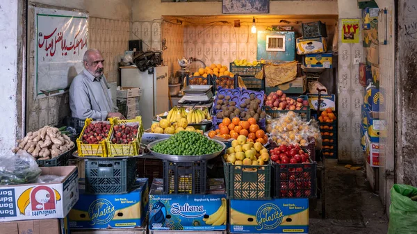 Iráni zöldséges gyümölcsöt árul az iráni Grand Bazaar-ban. — Stock Fotó