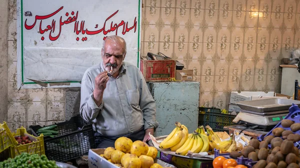 Iráni zöldséges gyümölcsöt árul az iráni Grand Bazaar-ban. — Stock Fotó