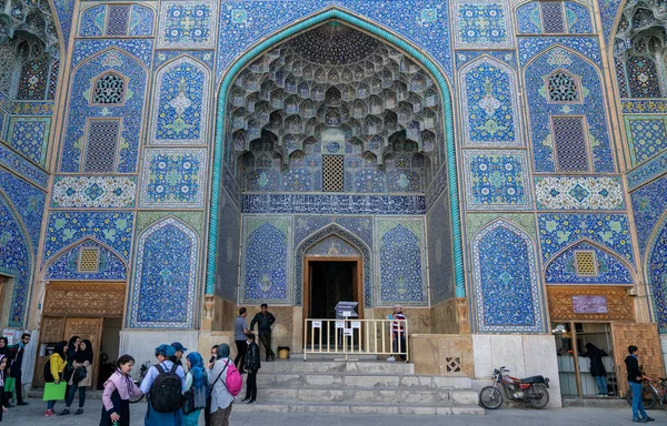 Bejárati kapu Sheikh Lotfollah mecset kék csempe a falakon, Isfahan, Irán — Stock Fotó