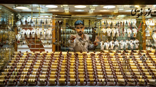 A férfi, aki az iráni Yazd-ban dolgozik arany kiegészítők és ékszerüzlet kirakatában. — Stock Fotó