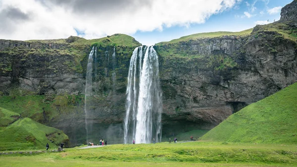 Cascata Gljufrabui con turisti non identificati nelle vicinanze in Islanda — Foto Stock