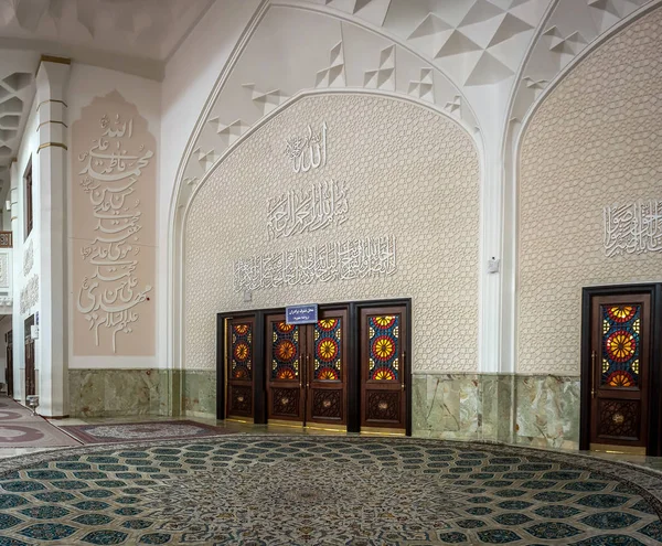 Islámská architektura svatyně Shah-e-Cheragh a mauzolea, Šíráz, Írán . — Stock fotografie