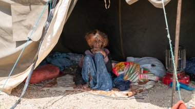 Yaşlı Kashqai Türk göçebe kadını çadırında, Şiraz, İran