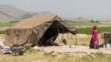 Çadırının yanındaki Qashqai göçebe kadın, Şiraz, İran