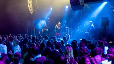 Türk rock grubu Athena, İstanbul ve Türkiye 'de kalabalık seyircilerin katıldığı bir gece kulübünde konser verdi