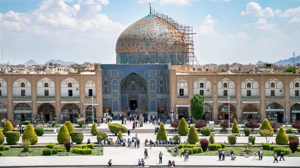 De toegang en koepel van Sjeik Lotfollah Moskee bedekt met tegels in Naqsh-e Jahan Square, Isfihan, Iran — Stockfoto