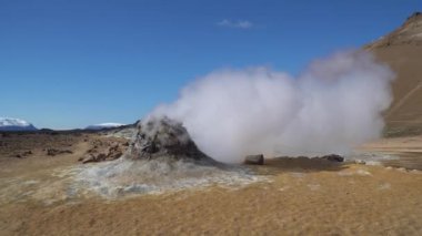 Myvatn Gölü çevresindeki doğal buhar menfezleri ve çamur havuzlarıyla Heder Myvatn Jeotermal alanı, İzlanda