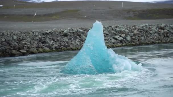 Grand Bloc Glace Fusion Flottant Vers Océan Dans Lagune Glacier — Video