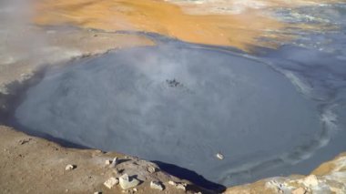 Myvatn Gölü çevresindeki doğal buhar menfezleri ve çamur havuzlarıyla Heder Myvatn Jeotermal alanı, İzlanda