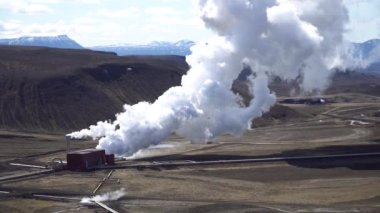 Hver Myvatn Jeotermal Bölgesi 'ndeki jeotermal tesisler, İzlanda' da kaynar çamur havuzları ve dumanı tüten fümeroller.