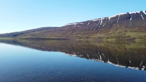 夏の日にアークレイリ近くの北アイスランドのミラー湖とも呼ばれるLjosavatn湖 — ストック動画