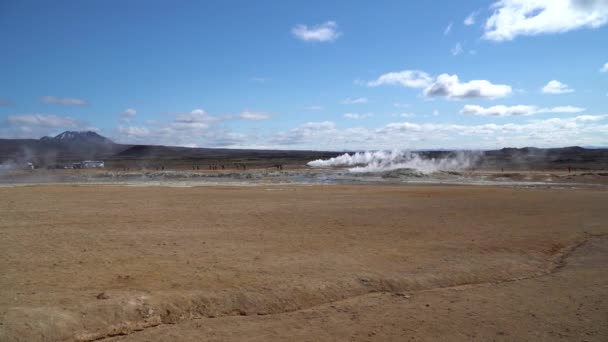 自然蒸気の噴出口と泥のプールがあるHverir Myvatn地熱エリア湖Myvatn Hverir地熱フィールド アイスランド — ストック動画