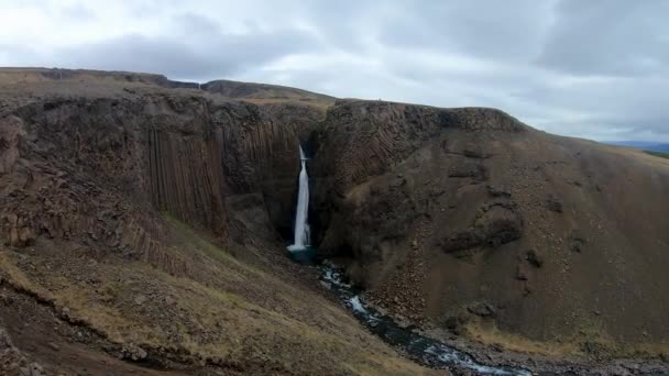 Wodospad Hengifoss Naturalnymi Formacjami Bazaltowymi Egilsstadir Islandia — Wideo stockowe
