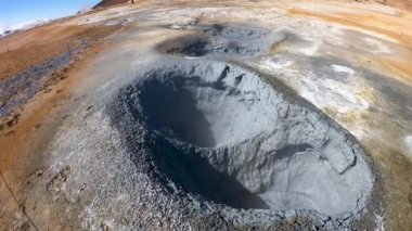 Myvatn Gölü çevresindeki doğal buhar menfezleri ve çamur havuzlarıyla Heder Myvatn Jeotermal alanı, İzlanda