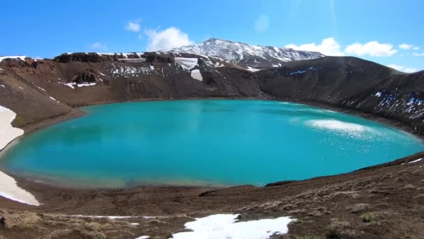アイスランドのHverir Myvat地熱地域の近くにあるAskja CalderaのViti Crater地熱湖とOskjuvat湖 — ストック動画