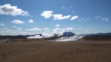Hver, İzlanda - Mayıs 2019: Hver Myvatn jeotermal bölgesi ve Myvatn Gölü etrafındaki doğal buhar bacaları ve çamur havuzlarını keşfeden turistler, İzlanda, İzlanda