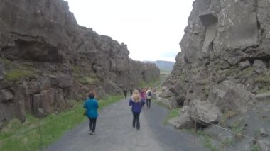 Thingvellir, İzlanda - Ağustos 2019: Tektonik plakalı Thingvellir Ulusal Parkı ve yürüyen turistler