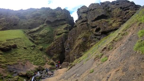 Rauofeldsgja Islandia Mayo 2019 Turistas Entrando Saliendo Del Barranco Rauofeldsgja — Vídeos de Stock
