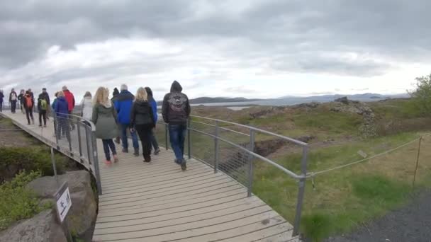 Thingvellir Islandia Sierpień 2019 Turyści Odwiedzający Park Narodowy Thingvellir Islandii — Wideo stockowe