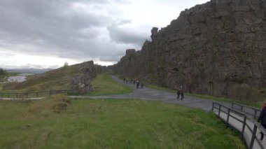 Thingvellir, İzlanda - Ağustos 2019: Tektonik plakalı Thingvellir Ulusal Parkı ve yürüyen turistler