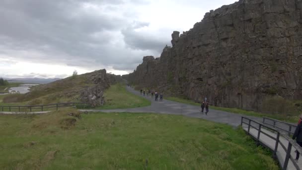 冰岛廷韦利尔 2019年8月 廷韦利国家公园 公园里有大量的板块和游客 — 图库视频影像