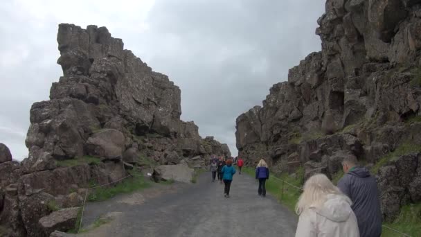 冰岛廷韦利尔 2019年8月 廷韦利国家公园 公园里有大量的板块和游客 — 图库视频影像