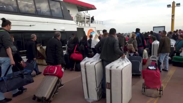 Istanbul Turkiet Augusti 2019 Passagerare Som Går Ombord Färjan Från — Stockvideo