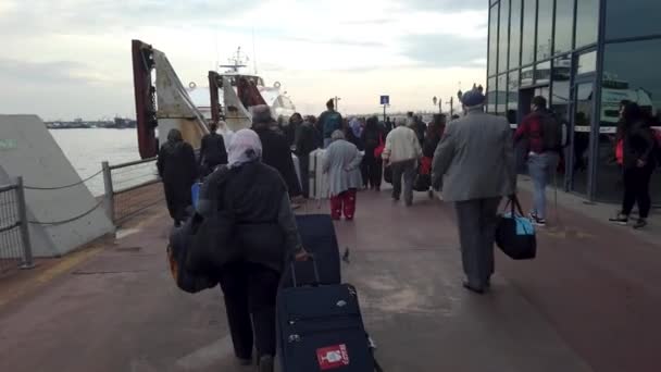 Stambuł Turcja Sierpień 2019 Pasażerowie Udający Się Pokład Promu Stambułu — Wideo stockowe