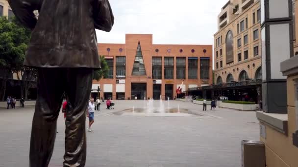 Johannesburg Sydafrika Oktober 2019 Nelson Mandela Square Med Turister Och — Stockvideo