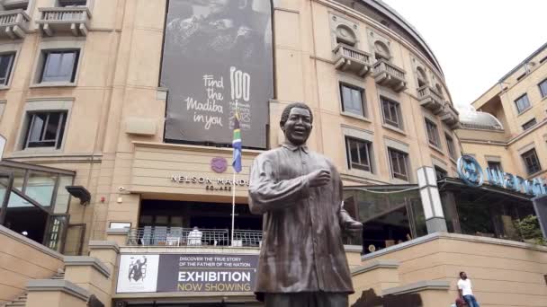 Johannesburg Sudafrica Ottobre 2019 Statua Nelson Mandela Piazza Nelson Mandela — Video Stock