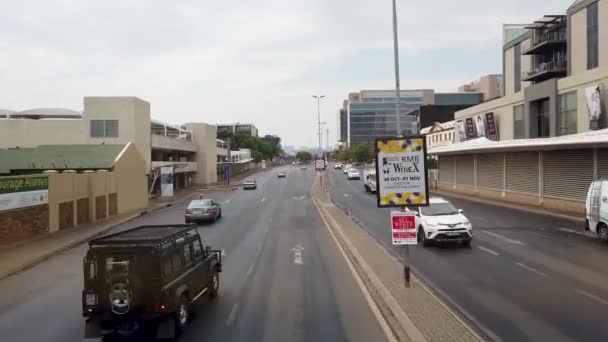 南アフリカのヨハネスブルグ 10月2019 車や街並みやヨハネスブルグ郊外とヨハネスブルグの街の通り — ストック動画