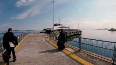 İstanbul, Türkiye - Ağustos 2019: İstanbul 'dan Marmara Denizi' ne giden feribota binen yolcular