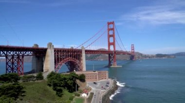 San Francisco, Kaliforniya, ABD - Ağustos 2019: Güneşli bir yaz gününde Golden Gate Köprüsü. Golden Gate Köprüsü, Golden Gate 'e uzanan bir asma köprüdür..