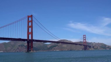 San Francisco, Kaliforniya, ABD - Ağustos 2019: Güneşli bir yaz gününde Golden Gate Köprüsü. Golden Gate Köprüsü, Golden Gate 'e uzanan bir asma köprüdür..