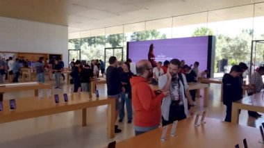 Cupertino, California, ABD - Ağustos 2019: Apple Store in Cupertino 'da Apple ürünlerini inceleyen insanlar, Apple genel merkezi sonsuz döngü