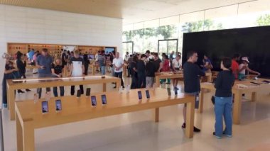 Cupertino, California, ABD - Ağustos 2019: Apple Store in Cupertino 'da Apple ürünlerini inceleyen insanlar, Apple genel merkezi sonsuz döngü