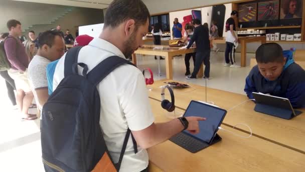 San Francisco California Usa August 2019 Young Man Examining Apple — Stok video