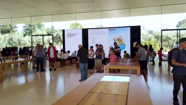 米国カリフォルニア州クパチーノ 2019年8月 Apple製品を調べる人々とクパチーノのApple Store Apple本社無限のループ — ストック動画