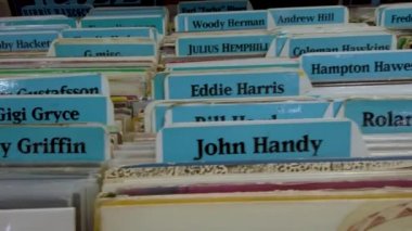 San Francisco, California, Usa, Ağustos 2019: Bir sürü plak plağı olan müzik mağazası. Vinil turntable plaklı kutuların Retro biçimli videosu