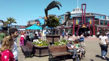 San Francisco, California, ABD - Ağustos 2019: Yengeç heykelli balıkçı iskelesi girişi. Balıkçı İskelesi, San Francisco 'da önemli bir turistik ilgi odağı..