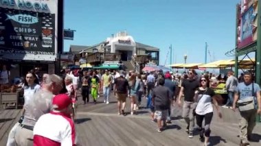 San Francisco, California, ABD - Ağustos 2019: Turist dolu balıkçı iskelesi