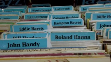 San Francisco, California, Usa, Ağustos 2019: Bir sürü plak plağı olan müzik mağazası. Vinil turntable plaklı kutuların Retro biçimli videosu