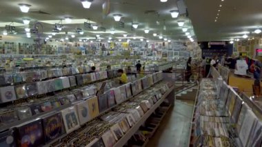 San Francisco, California, ABD, Ağustos 2019: San Francisco, ABD 'de eski tarz vinil plaklı kutuların yer aldığı müzik mağazası