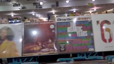 San Francisco, California, Usa, Ağustos 2019: Bir sürü plak plağı olan müzik mağazası. Vinil turntable plaklı kutuların Retro biçimli videosu