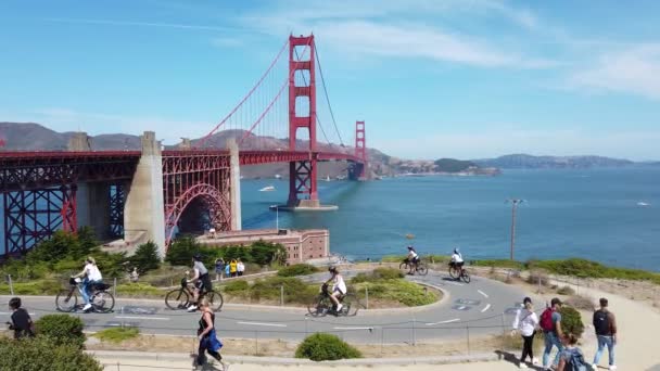 サンフランシスコ カリフォルニア州 アメリカ 2019年8月 晴れた夏の日に訪れる観光客とゴールデンゲートブリッジ — ストック動画
