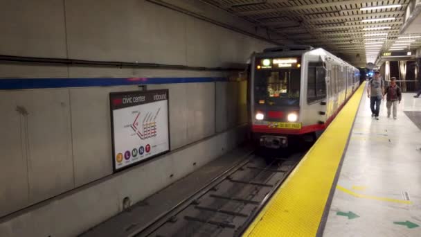 San Francisco California Usa August 2019 Muni Subway Train Stopping — Stock video
