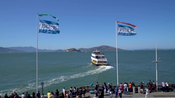 San Francisco Kalifornia Usa Elokuu 2019 Retkivene Alcatrazin Saarelle Turistien — kuvapankkivideo