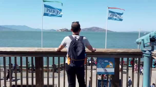 サンフランシスコ アメリカ 2019年8月 フィッシャーマンズウォーフ ピア39で海を見る男 — ストック動画