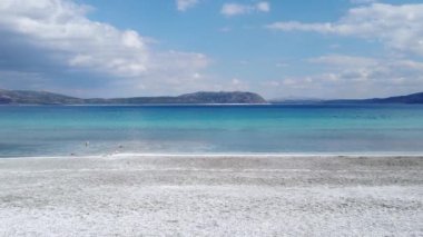 Burdur, Türkiye 'deki Salda Gölü plajı. Salda Gölü, Türkiye 'nin Maldivleri olarak birkaç yıl ünlü oldu..